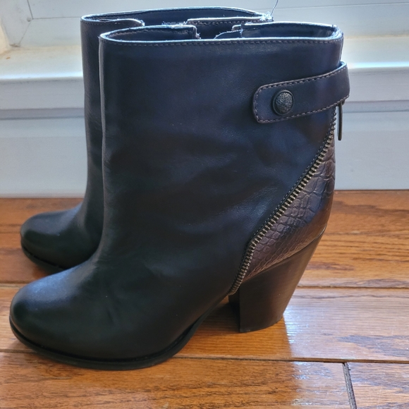 Vince Camuto leather booties in dark brown - Picture 4 of 5